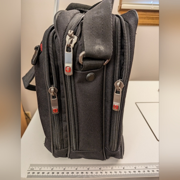 Wenger, Swiss Gear Laptop Briefcase Black with handles and shoulder strap - Picture 3 of 16